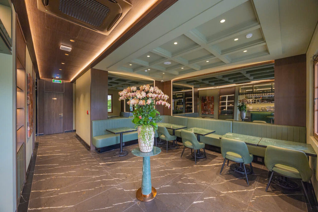 Bistro và quầy bar Blessed Hotel
