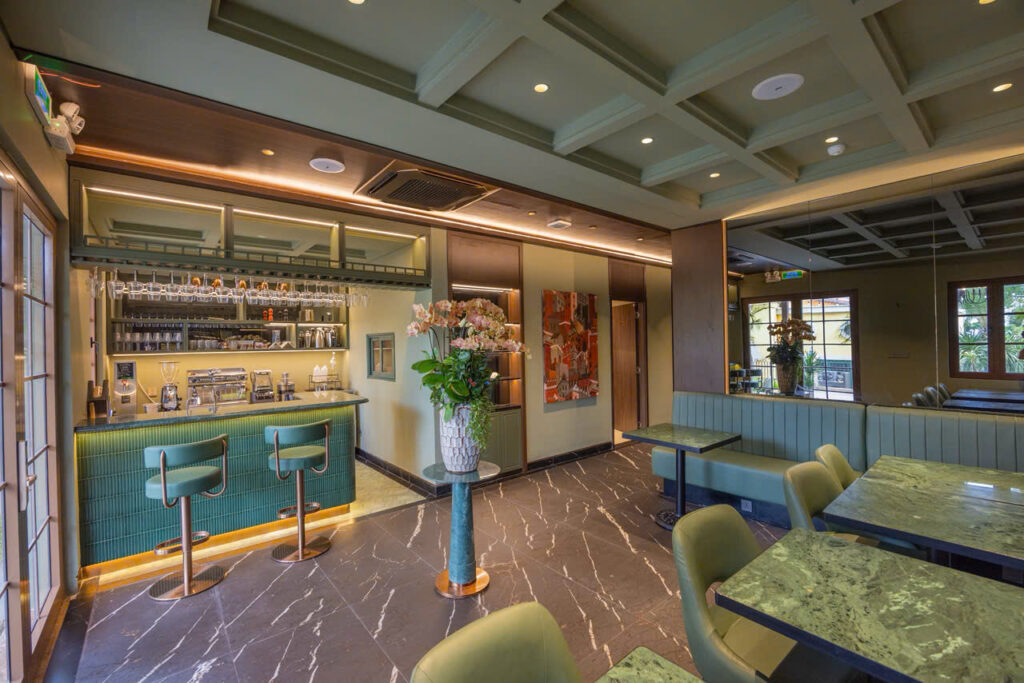 Bistro và quầy bar Blessed Hotel