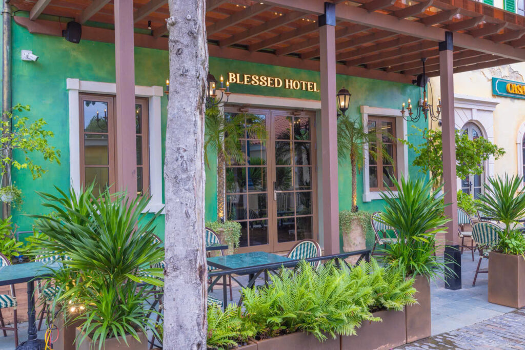 Mặt tiền Blessed Hotel