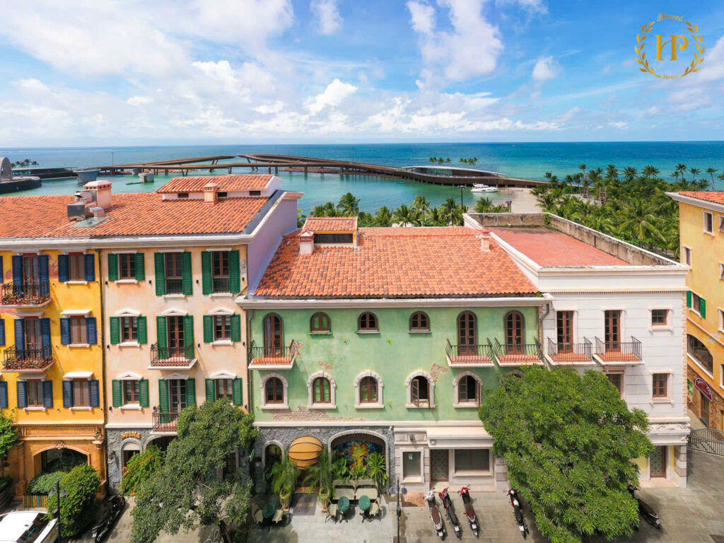 Toàn cảnh Blessed Hotel nhìn ra biển
